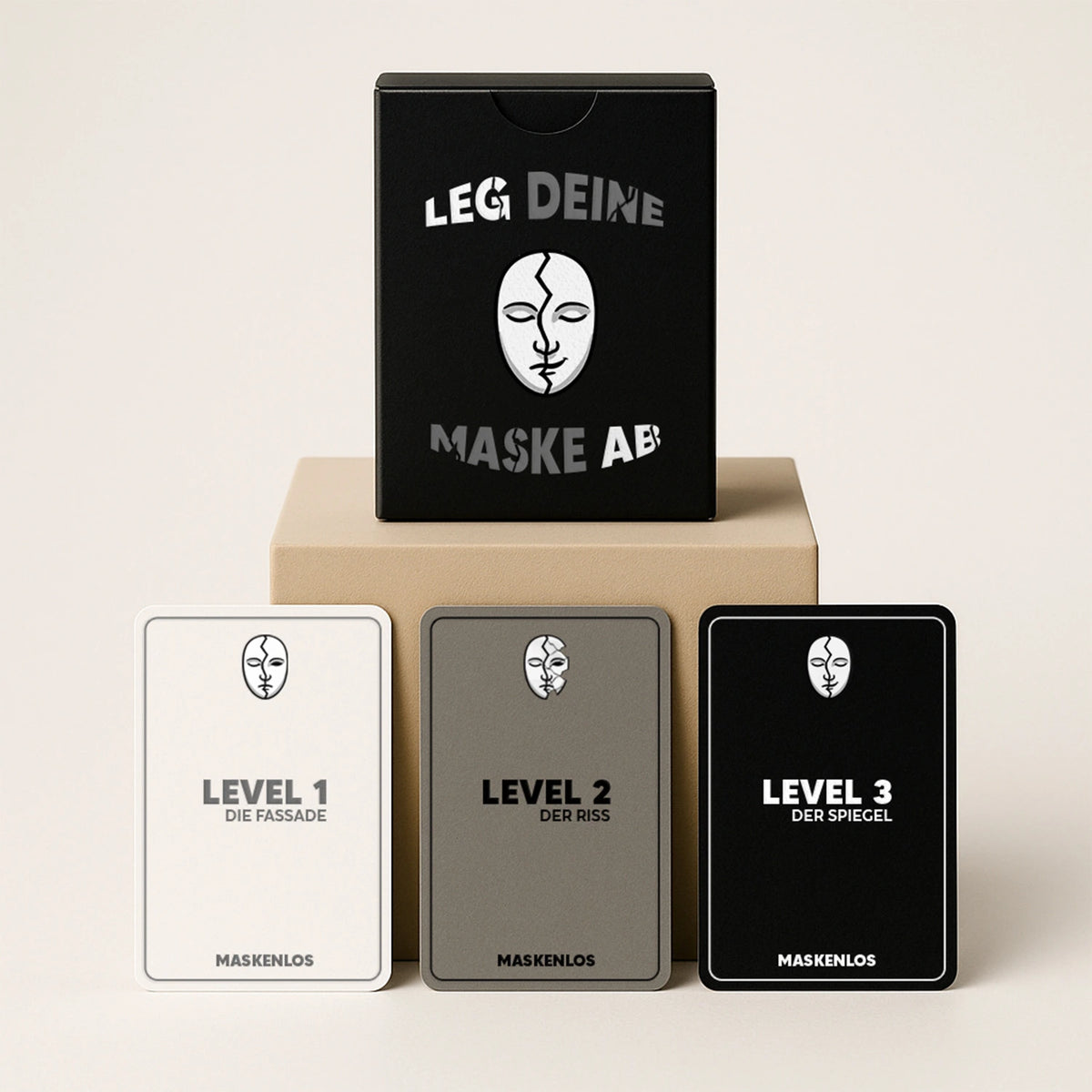Maskenlos Original Edition – Fragespiel mit 105 Karten in drei Levels, schwarzer Tuck Box und Booklet für ehrliche Gespräche unter Freunden